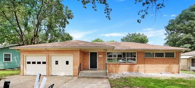 Photo - Don't Fuss with the Bus -5 Bed - 3 Bath - ...