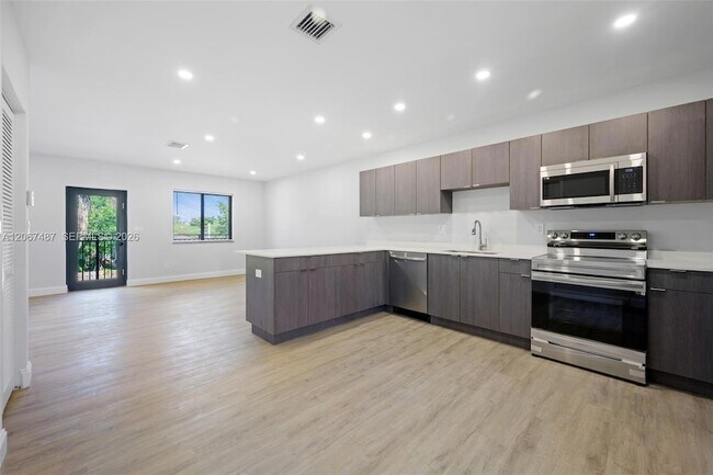 Photo - 349 NW 40th St Unidad 203