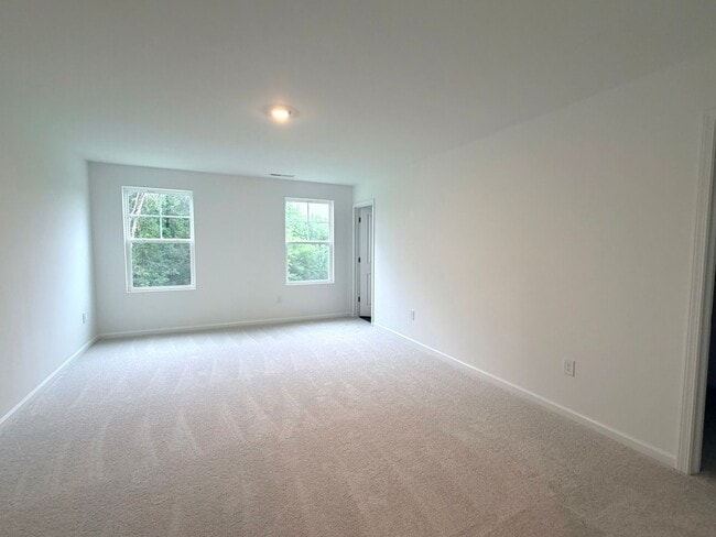 Photo - ~~ Luxurious End Unit 3-bedroom Townhome ~~