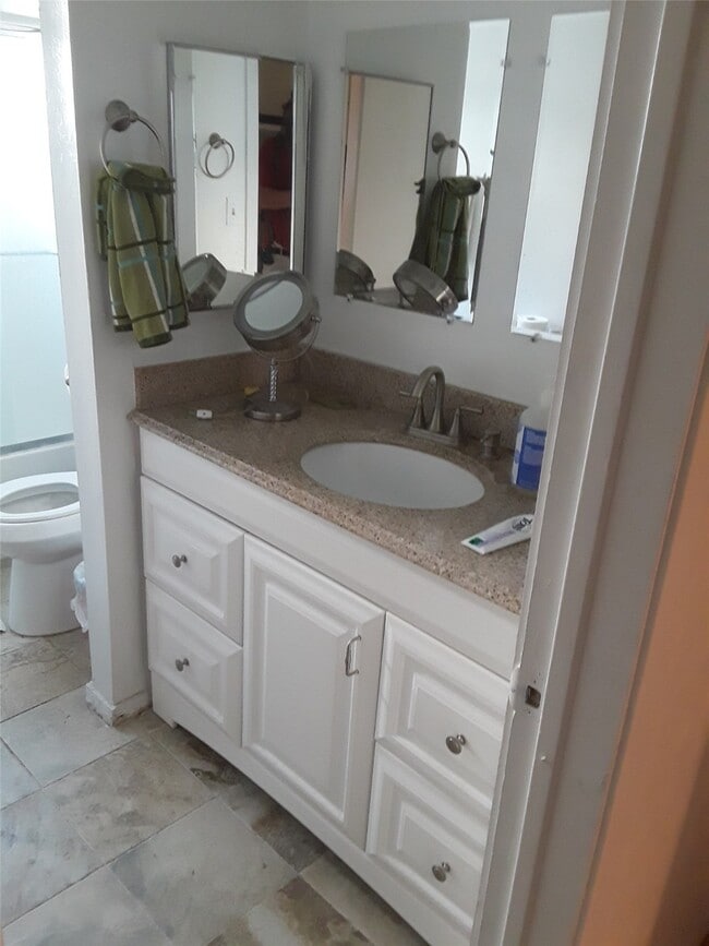 Building Photo - 13811 Towne W Blvd Rental