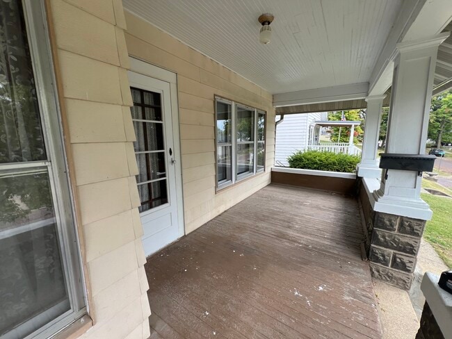 Porche - 24 Sunnyside Dr