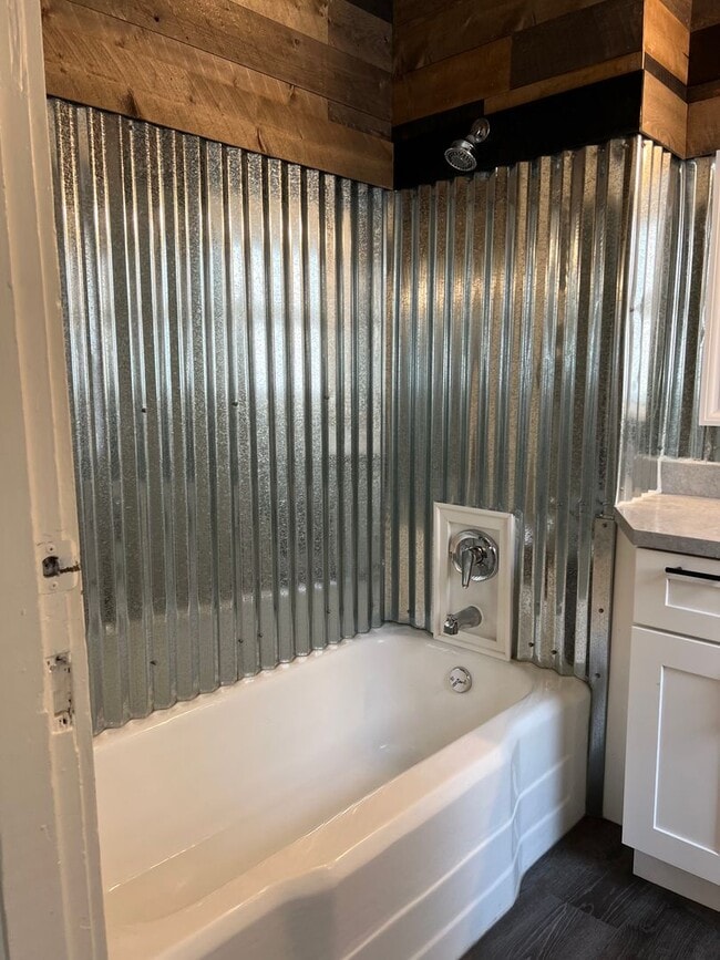 Photo - Great 8 Bedroom House Very Close to Univer...