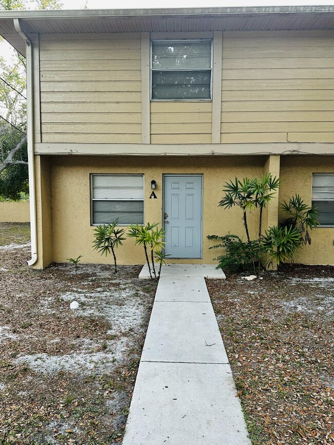 Building Photo - 2019 Oleander Blvd Rental