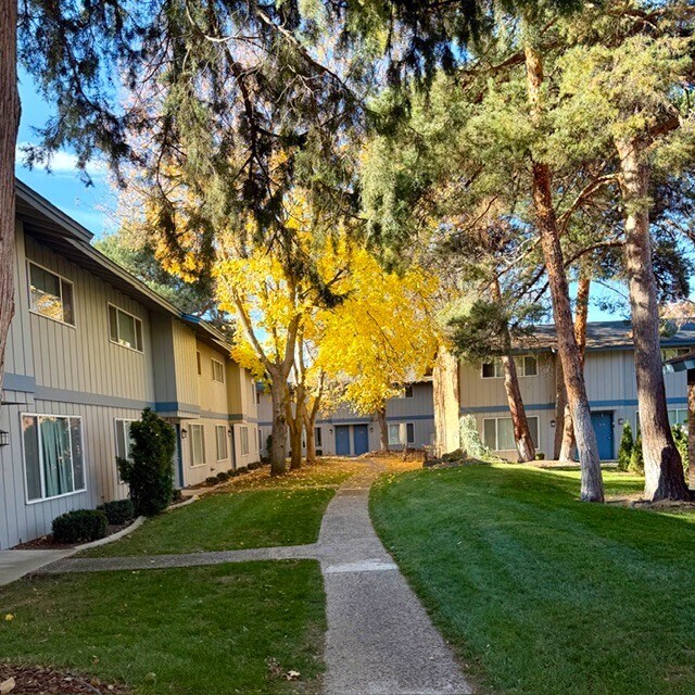 Building Photo - Curtis Meadow