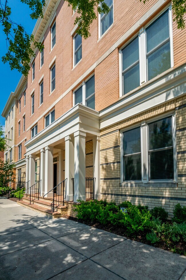 Frente del condominio - 2209 Richmond Hwy Unidad 2209 RIchmond Hwy 101, Alexandria, VA