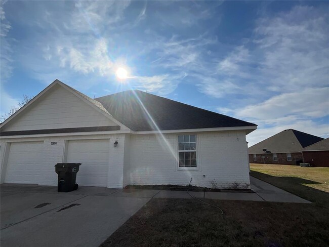 Building Photo - 1304 Commerce Dr Rental