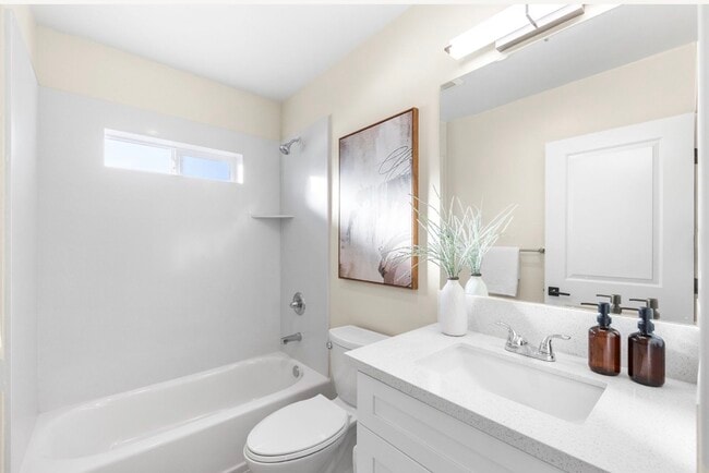 Photo - 648 W Grand Ave