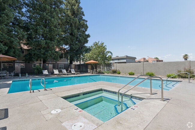 Swimming Pool / Hot Tub