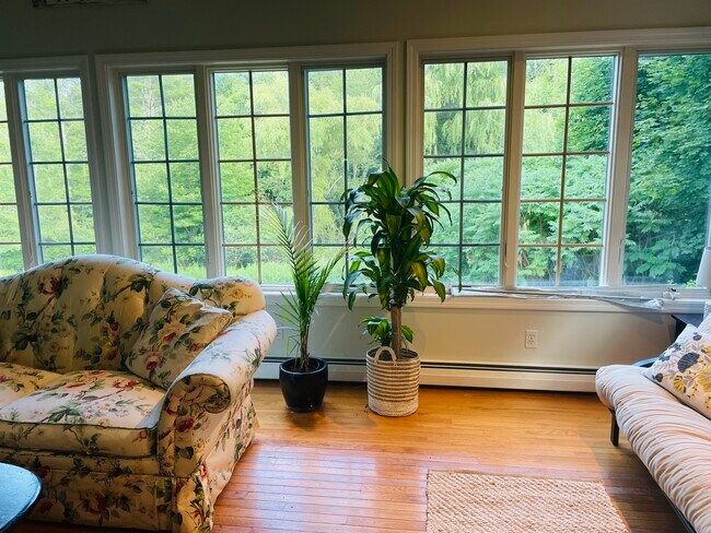 bright sunny and spacious common room - 436 US Route 1 Apartments Unit B