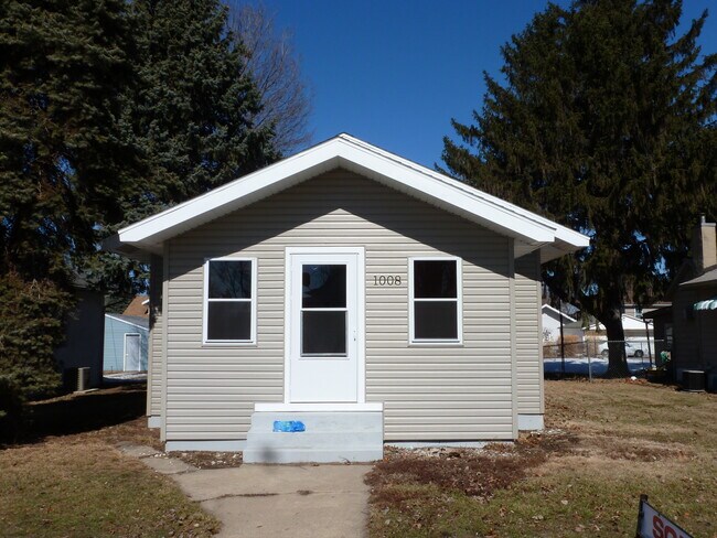 Outside View - 1008 W 5th St