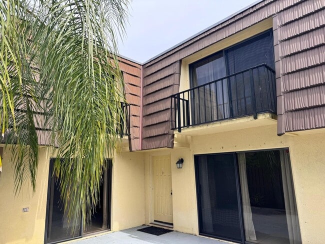 Building Photo - 904 9th Ct
