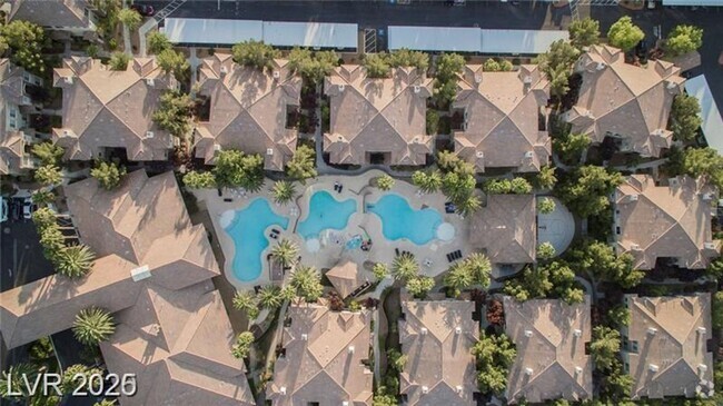 Building Photo - Cozy 2 bedroom 2 bath ground level condo n...