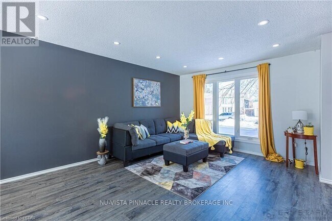 Photo - 7 Ranchwood Crescent