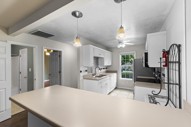 Photo - 210 New Haven Ln SW