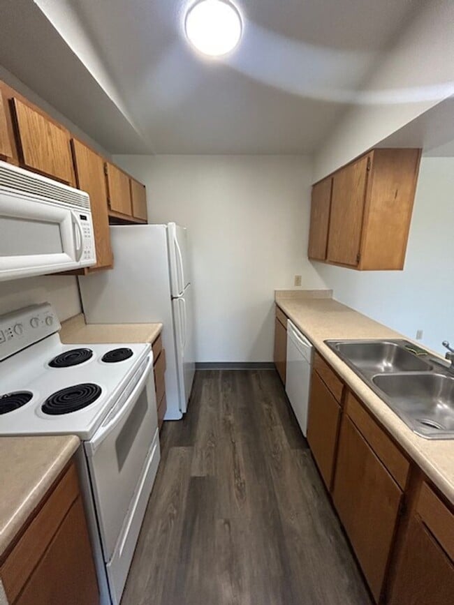 Building Photo - MOVE-IN Ready - 2 bedroom, One Bath - Top ... Unit 46 Rental