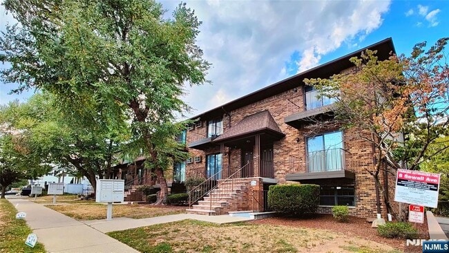 Building Photo - 8 Sewall Ave Unit B