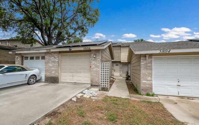 Building Photo - 5806 Rue Royale