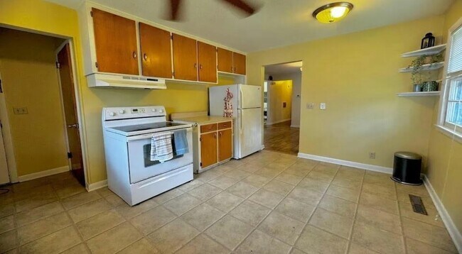 Photo - 203 Orchard St N