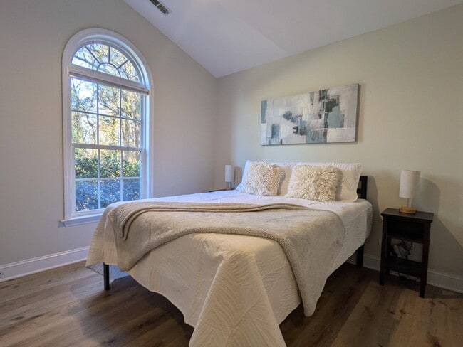 Building Photo - 1717 W Lakewood Ave