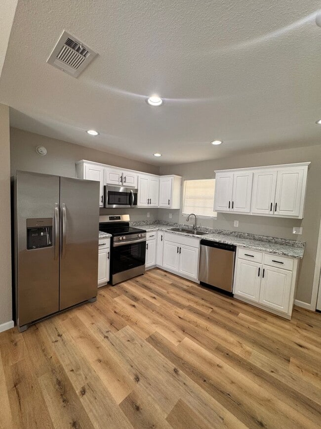 Photo - 657 N Washington St