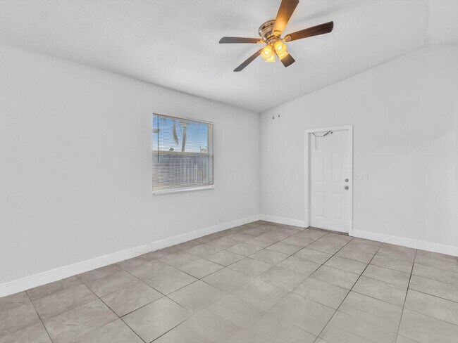 Photo - 525 NW 10th Ave