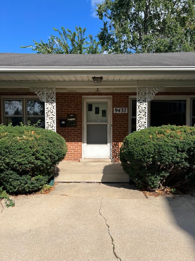 Building Photo - 9437 Burlington Ave Unit 3