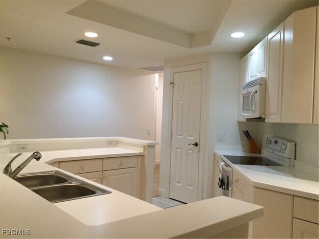 Photo - 2743 First St Unidad 2203