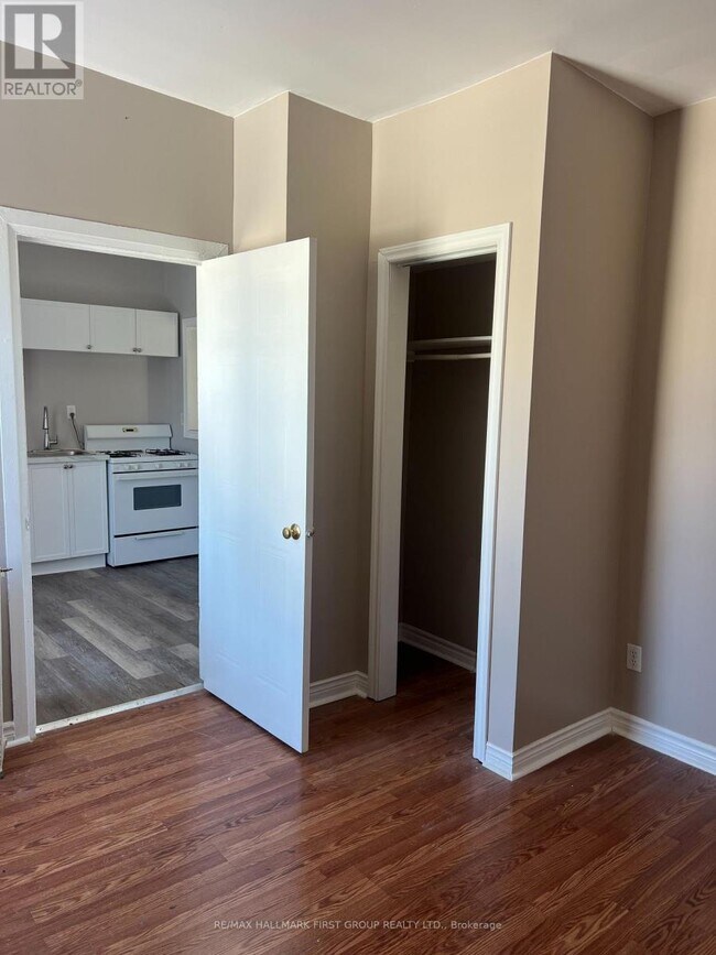 Photo - 730 Simcoe St S Unit 5