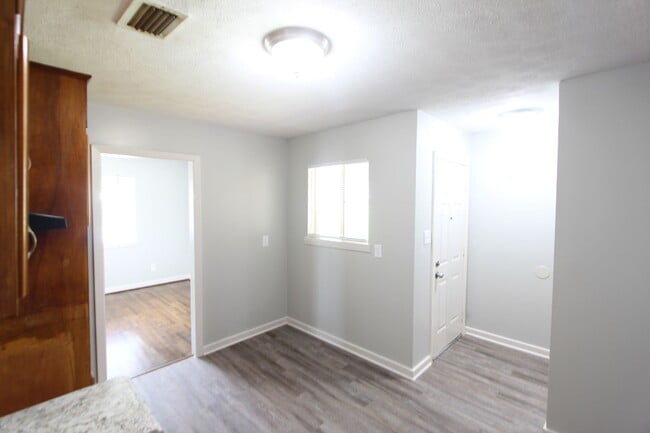 Building Photo - 4BR 2BA New On The Market! Cute! Cute! Cute! Better Hurry To See This One!!