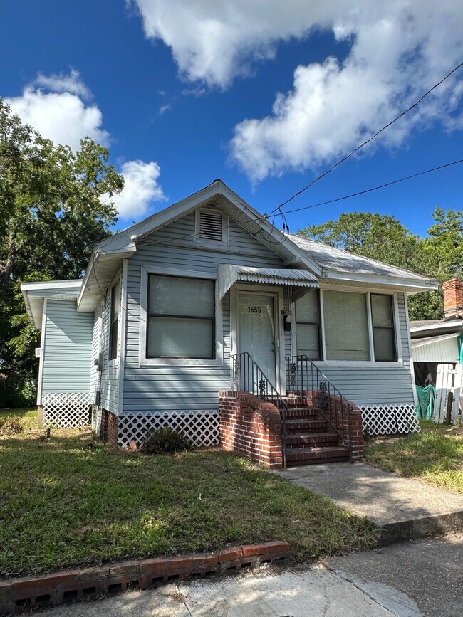 Photo - 1555 W 7th St House