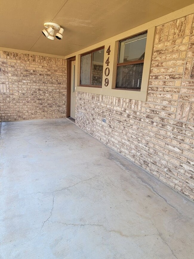 Building Photo - Spacious 3 Bedroom Available NOW!