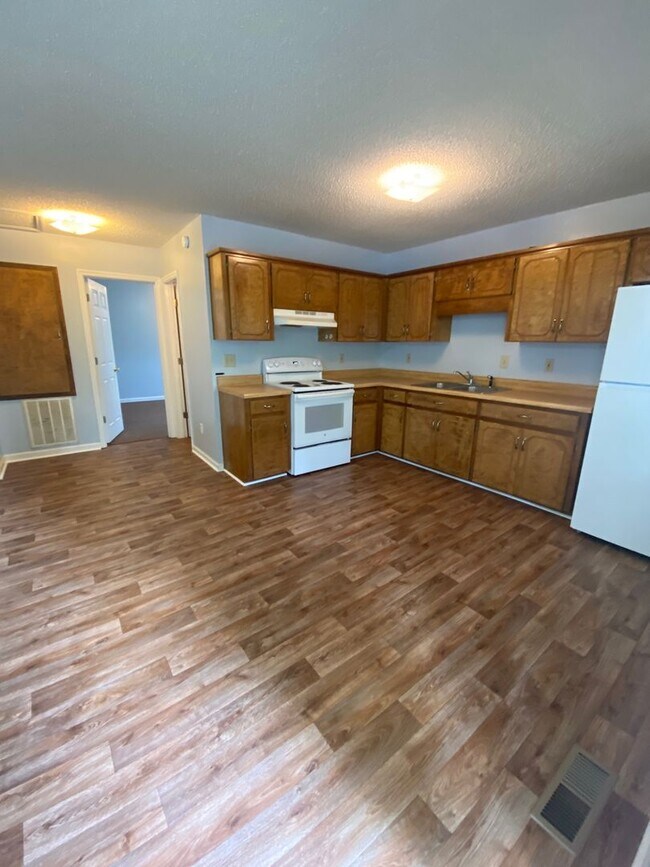 Photo - 146 College St SW