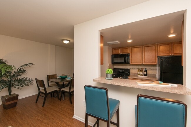 Premium Breakfast Bar/Dining Area