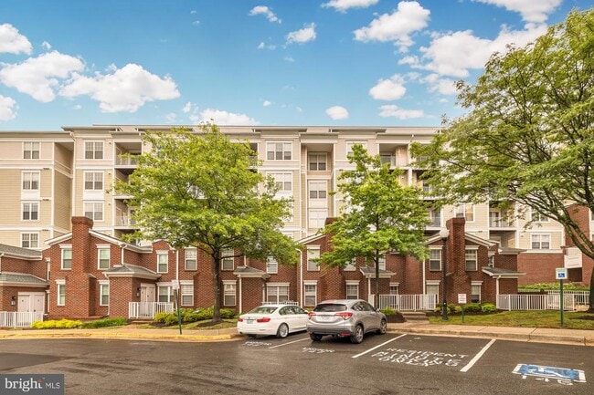 Building Photo - 1645 International Dr