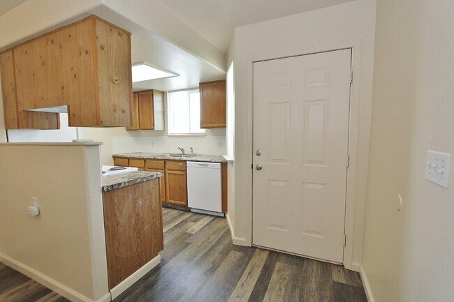 Photo - 527 N Moffatt Ave