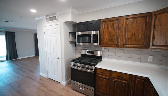 Photo - 3140 W 8th St