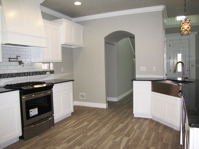 Photo - Upscale 4 Bed, 2.5 Bath Available in Fayetteville!