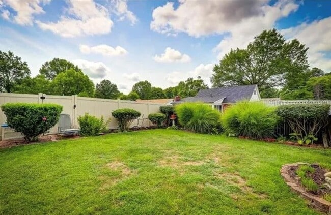 Photo - 307 Britanna Dr