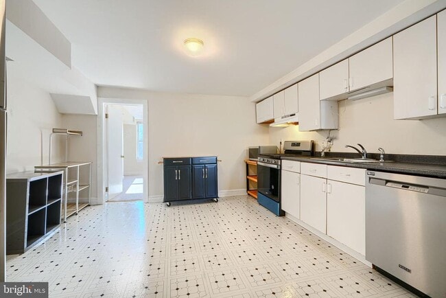 Building Photo - 229 S Ann St Unit APT. B