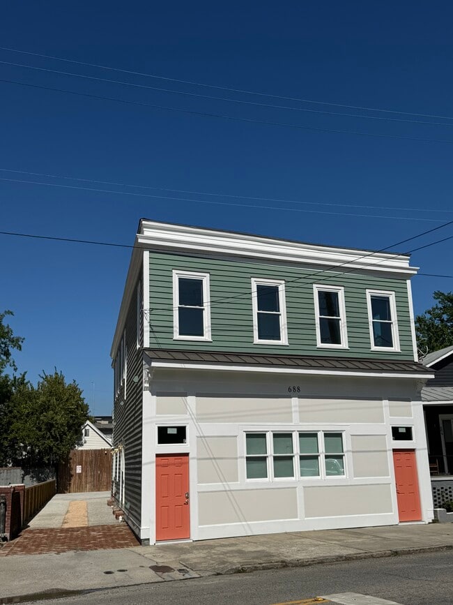 Photo - 688 King St Unit B1