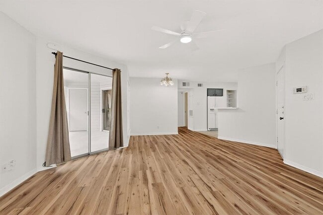 Photo - 2450 Wickersham Ln Unidad 904