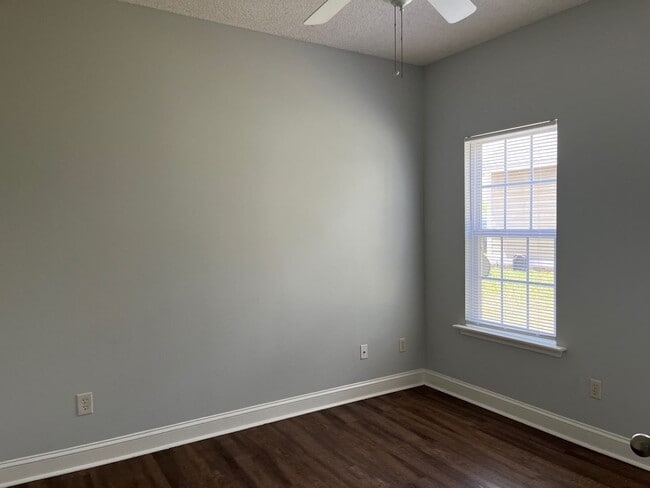 Photo - 213 Hedgerow Dr