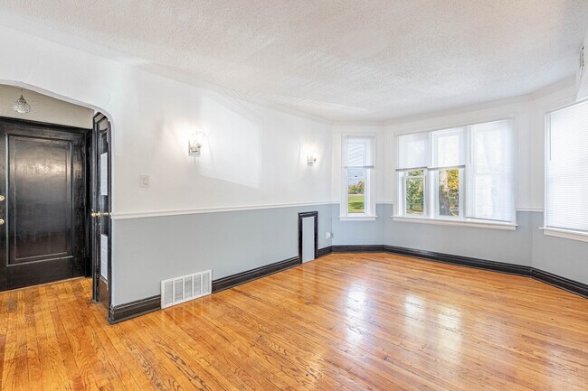 Photo - 2453 W 56th St