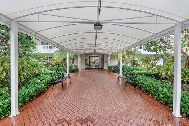 Photo - 3900 Oaks Clubhouse Dr Unit 411