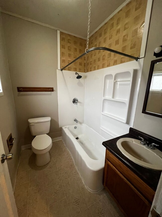 Photo - 2 bed with Bonus room and 1 1/2 bath home in Moline!