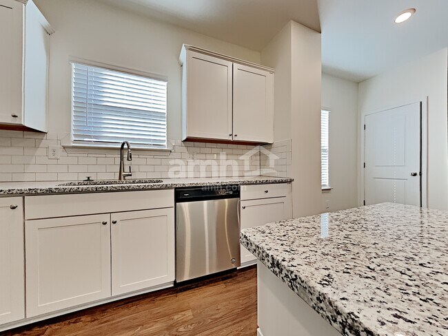 Photo - 172 Landsdown Xing