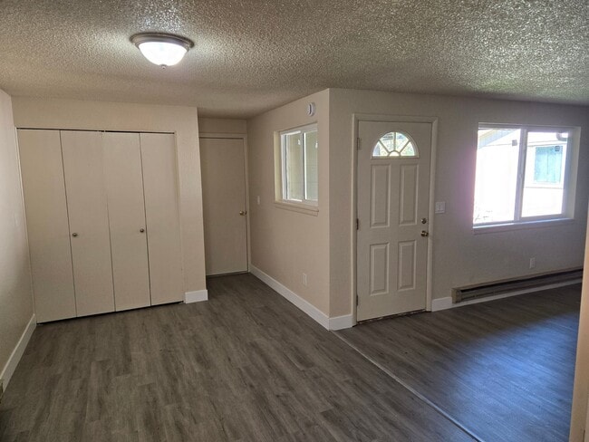 Building Photo - Newly remodeled 3 bedroom 2 bath