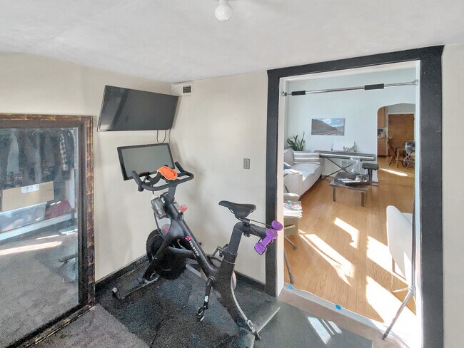 Photo - 2137 N Maplewood Ave Unit 2R