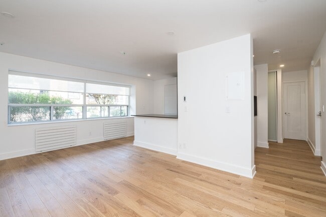 Photo - 365 Eglinton Ave E Unité 106