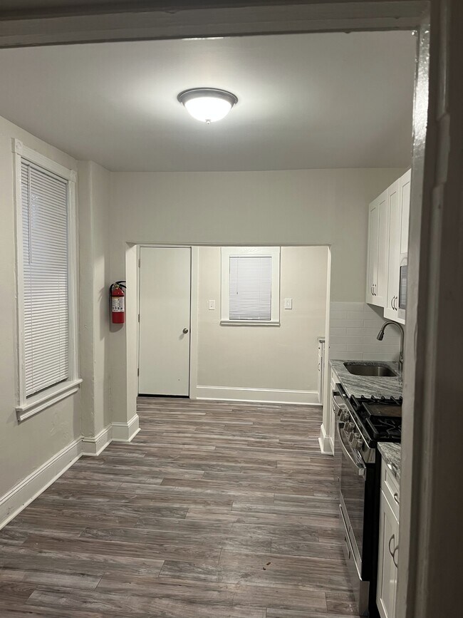 Photo - 644 W Russell St